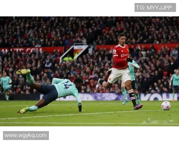 曼联主场击败热刺，迎来英超四连胜，奋力追赶利物浦